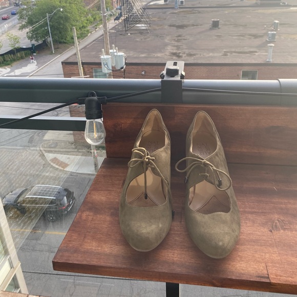Naturalizer low heel shoes (super comfy) - Picture 2 of 4